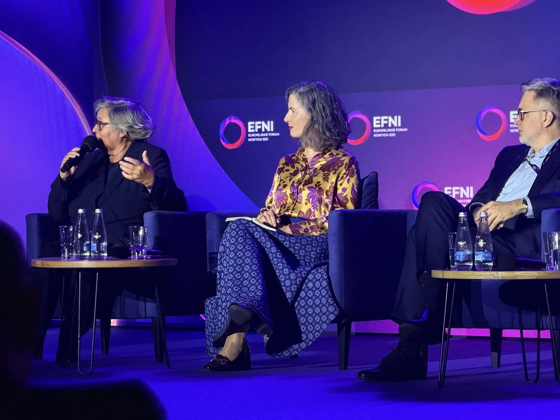 Ujęcie uczestników panelu o sensie życia na scenie EFNI