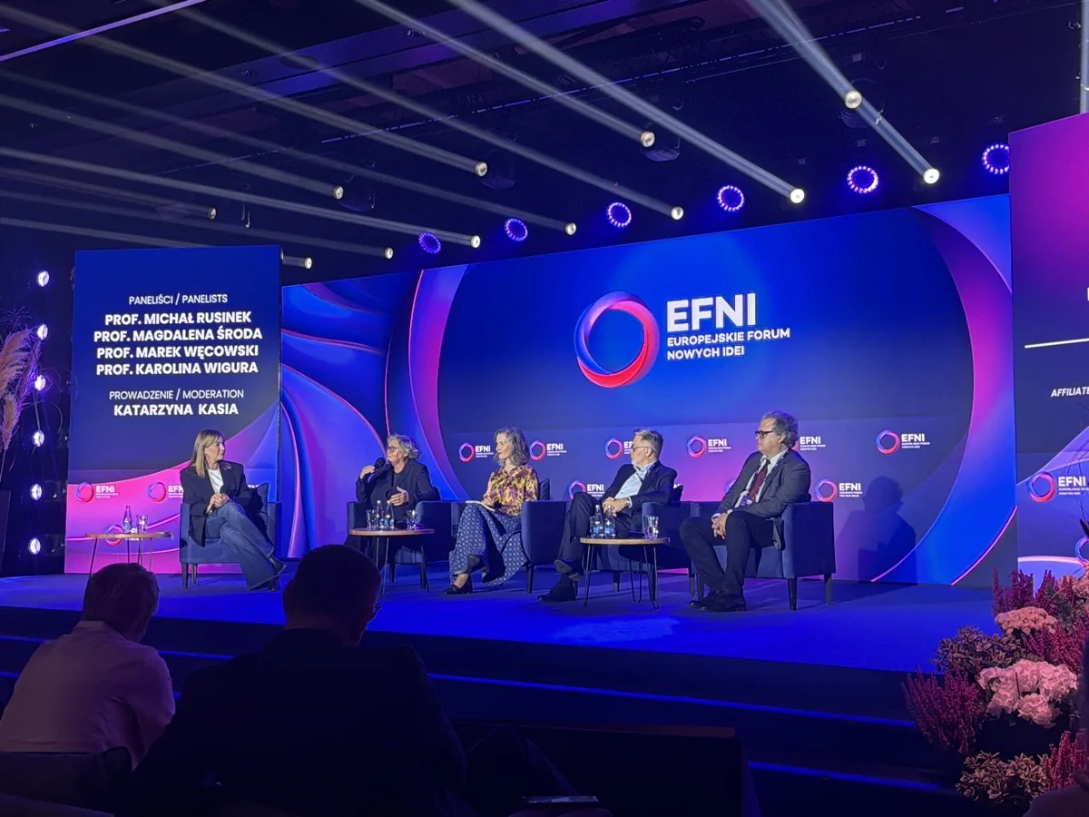Pięcioro uczestników debaty o sensie życia siedzi na scenie EFNI