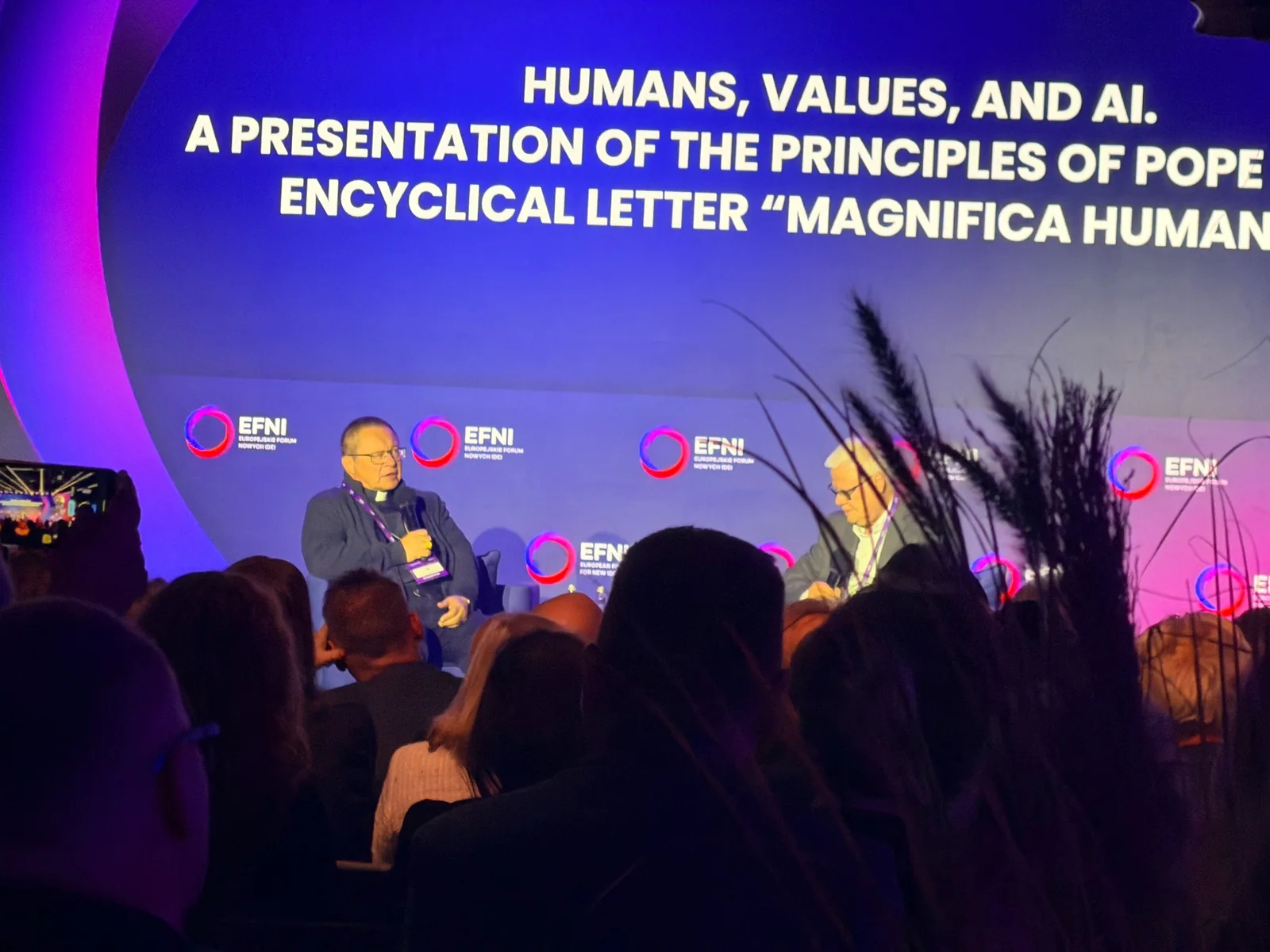 Zbliżenie panelu Hausner–Ryś, scena EFNI widziana z sali