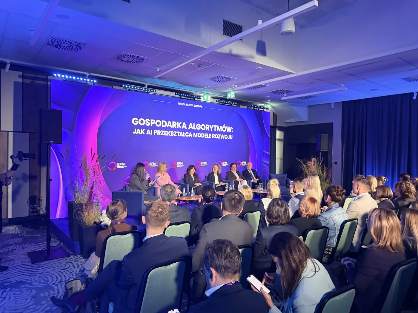 Sala konferencyjna EFNI podczas panelu Gospodarka algorytmów, widok publiczności i sceny