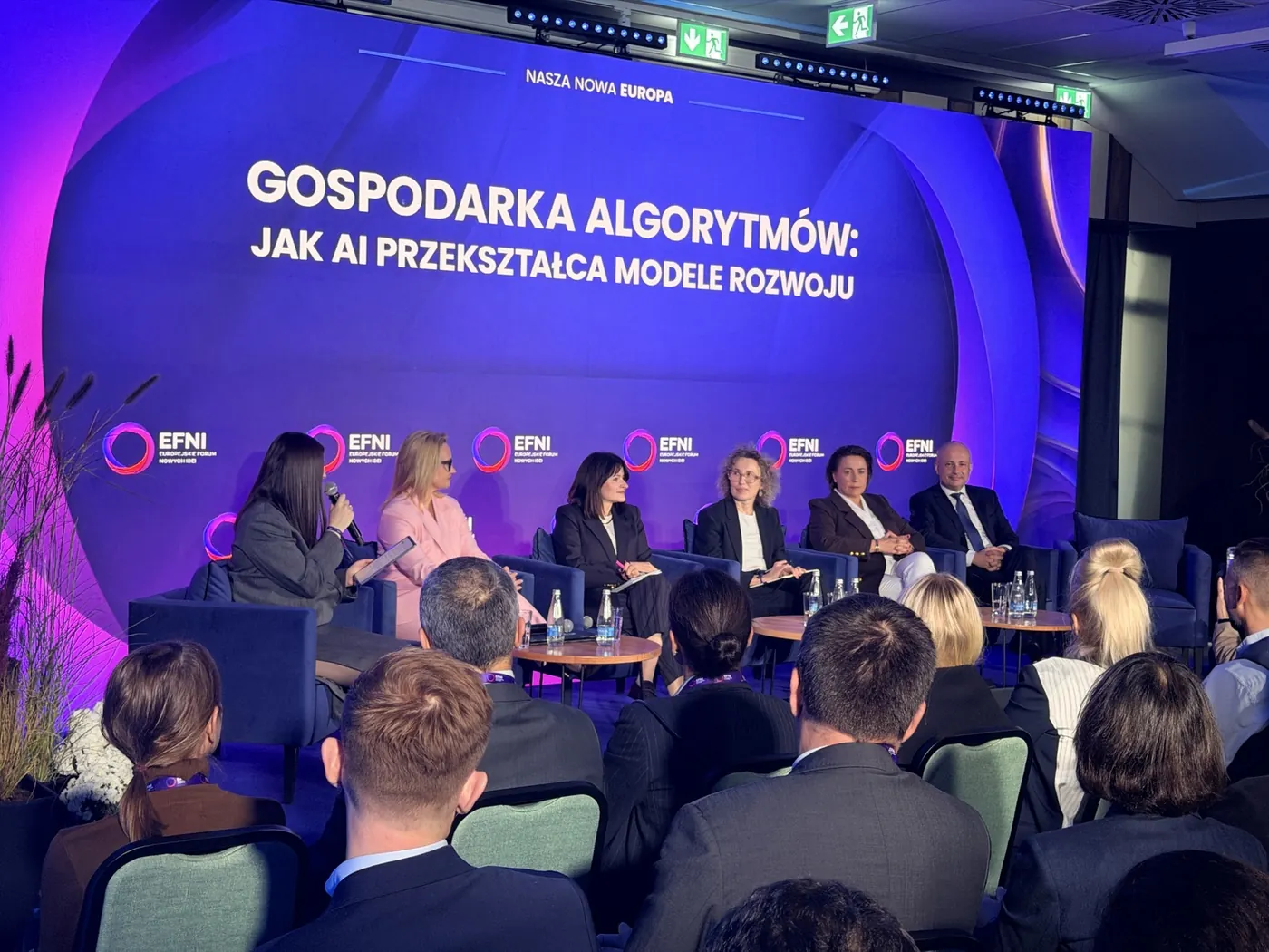 Panel dyskusyjny Gospodarka algorytmów na EFNI 2026 — sześć panelistek i panelistów na scenie