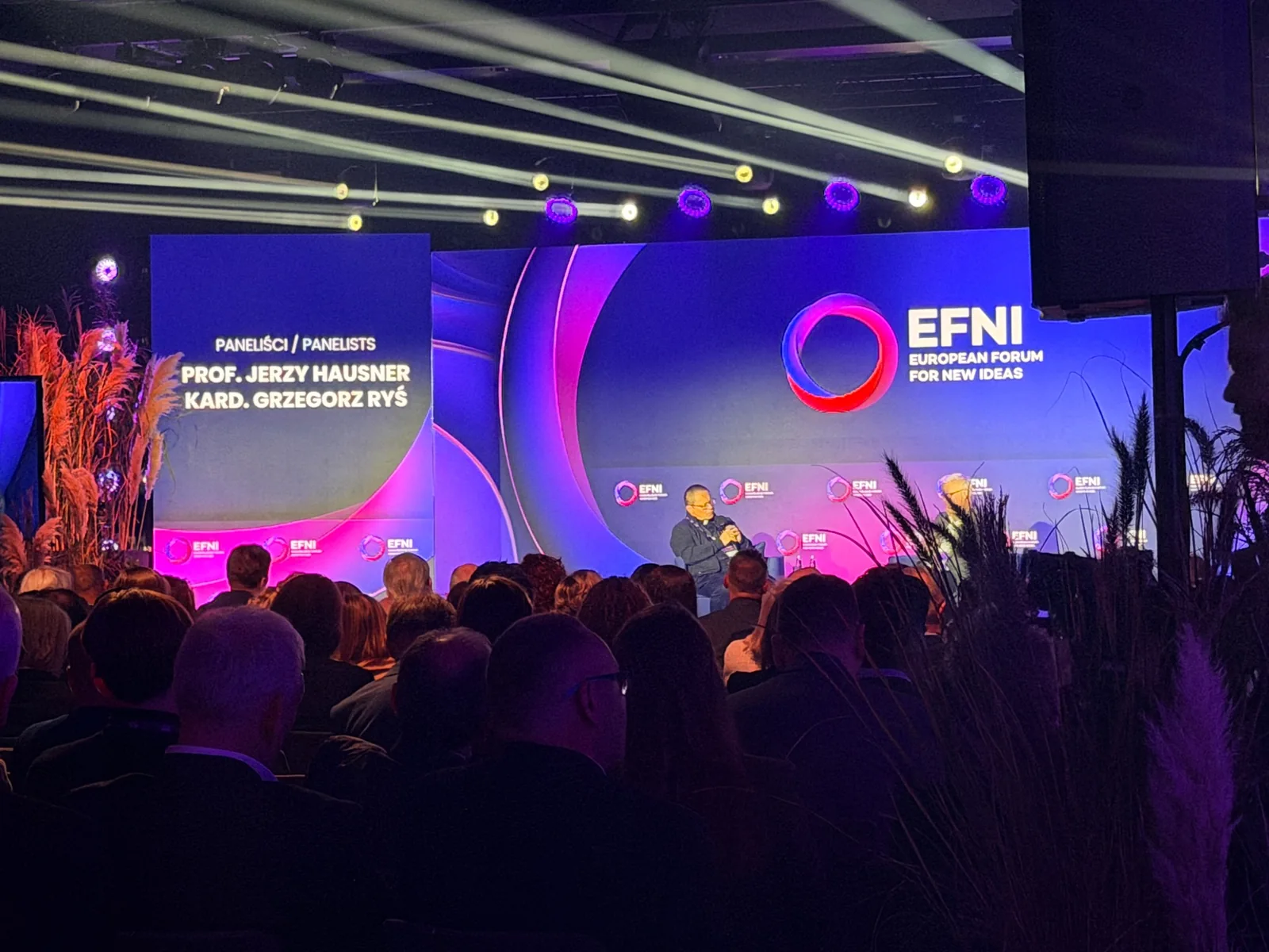 Szerokie ujęcie panelu EFNI: Jerzy Hausner i kardynał Grzegorz Ryś na scenie