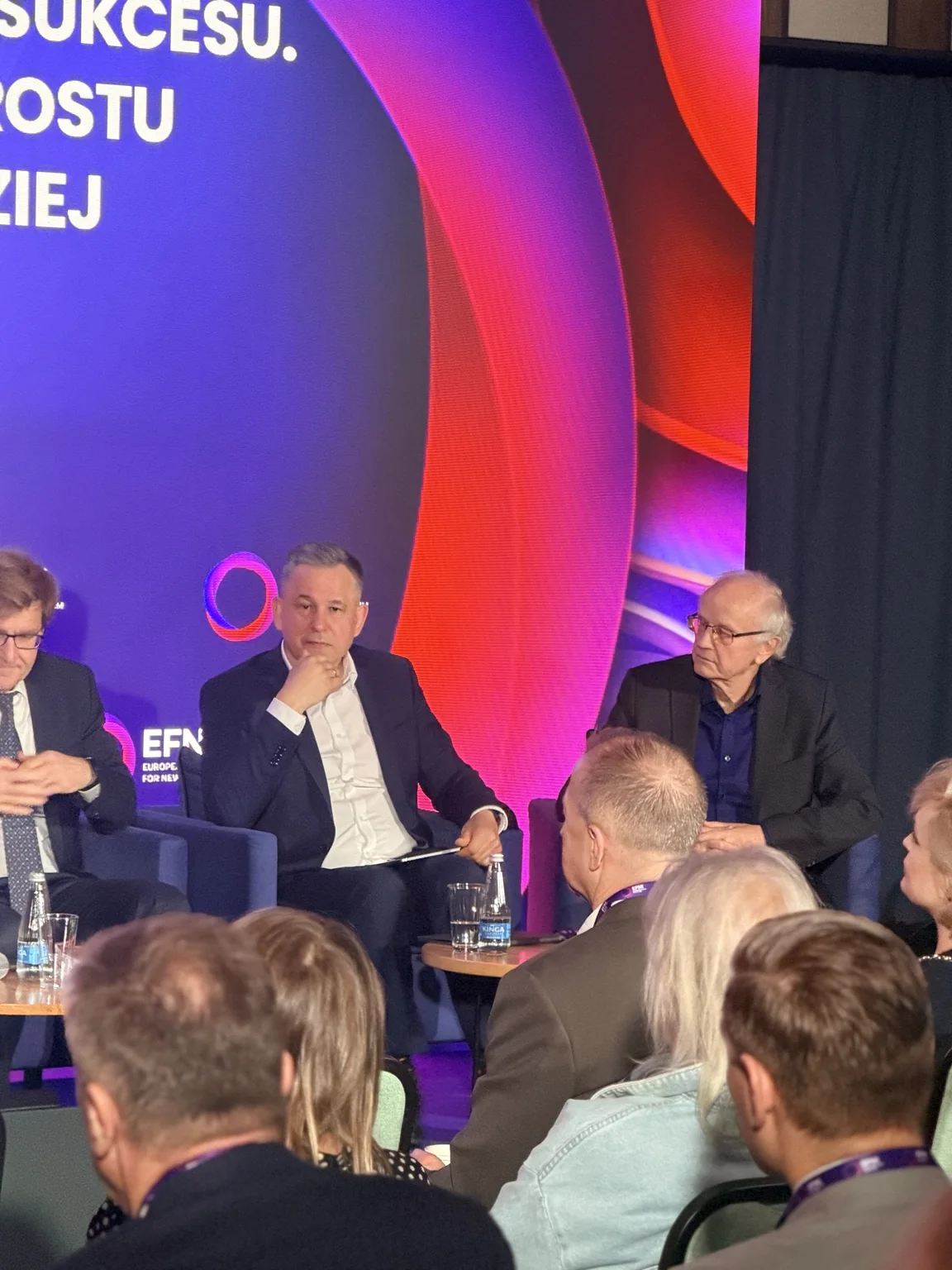 Uczestnicy panelu EFNI podczas zaostrzonej polemiki gospodarczej