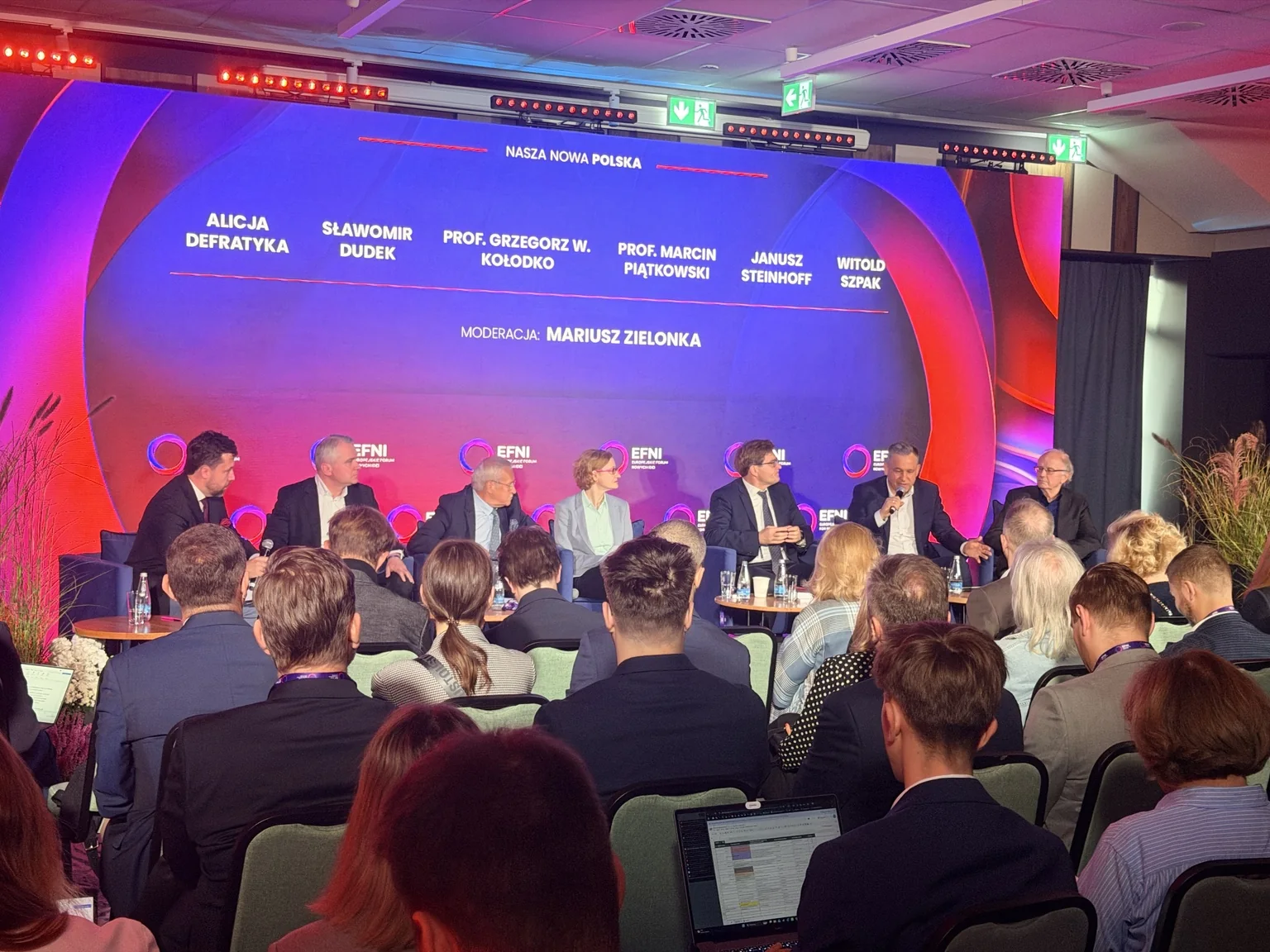 Cała scena panelu gospodarczego EFNI 2026 z ekonomistami i publicznością
