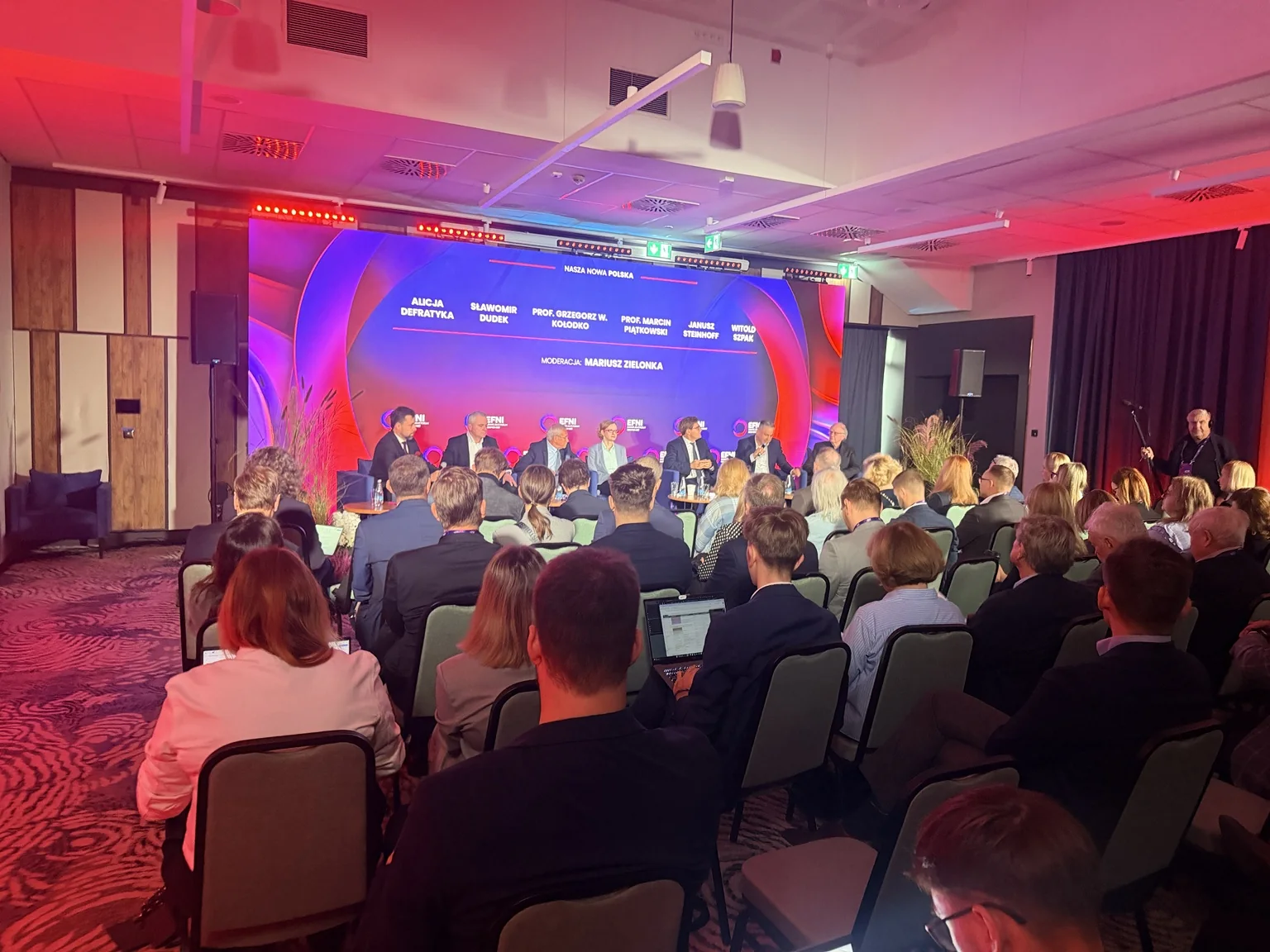 Panel EFNI Polska gospodarka, szeroki kadr z sali i uczestnikami dyskusji