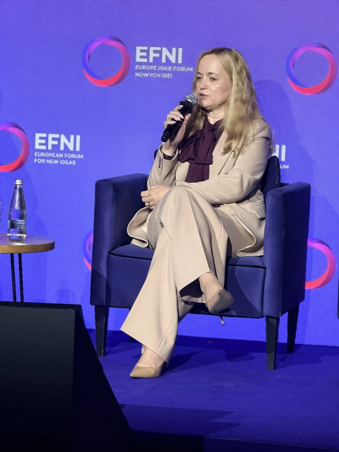 Uczestniczka debaty o przyszłości sektora ochrony zdrowia na scenie EFNI