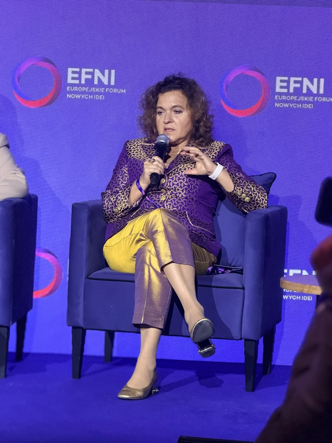Uczestniczka panelu EFNI podczas wypowiedzi o systemie ochrony zdrowia