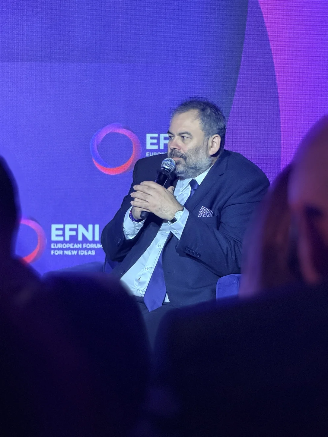 Uczestnik panelu EFNI o finansowaniu ochrony zdrowia mówi do mikrofonu
